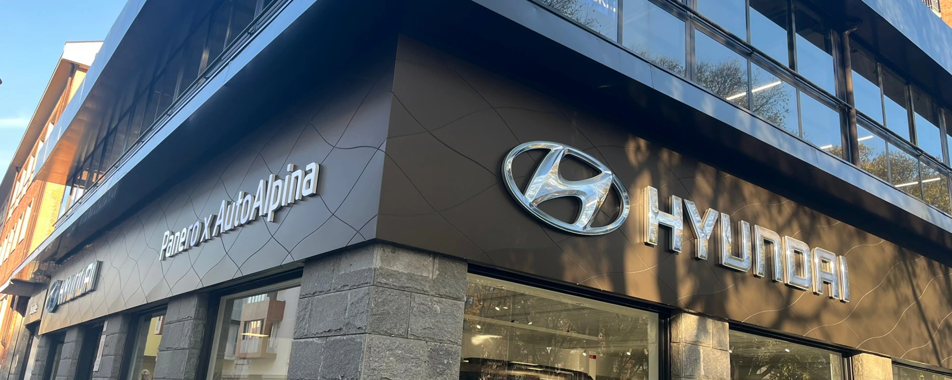 Parco auto Panero Auto che dal 2025 in corso Tazzoli che ospita la concessionaria ufficiale Hyundai Panero per Autoalpina