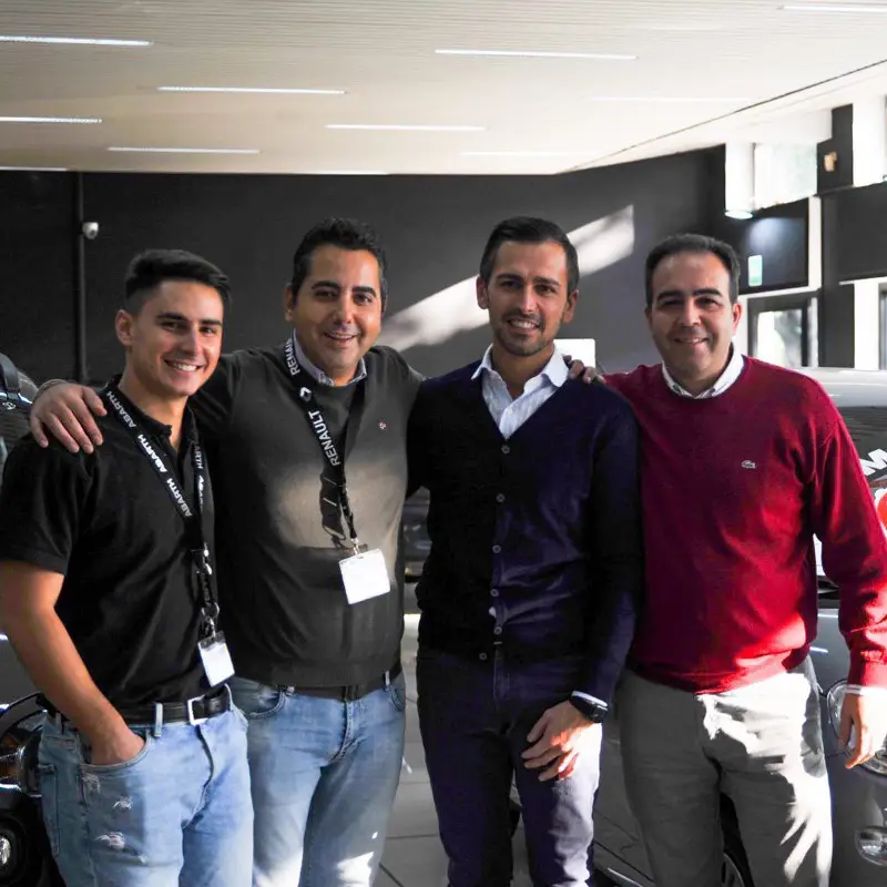 Esterno della concessionaria multimarca Panero Auto a Torino, con ampia vetrina illuminata e auto nuove e usate in esposizione.